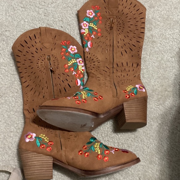 Embroidered boots - Picture 3 of 4